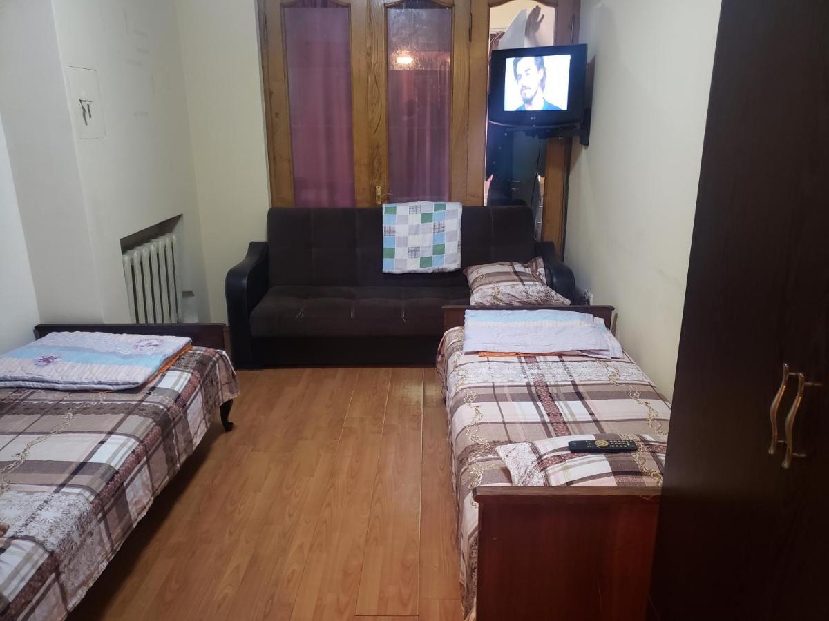 Intercity Hostel Batumi Esterno foto